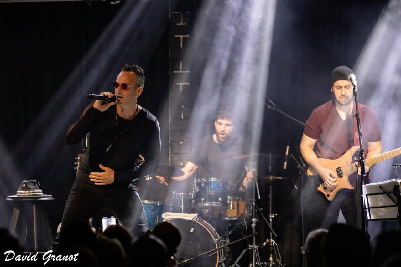 U2 tribute band live on stage in South Florida (2)
