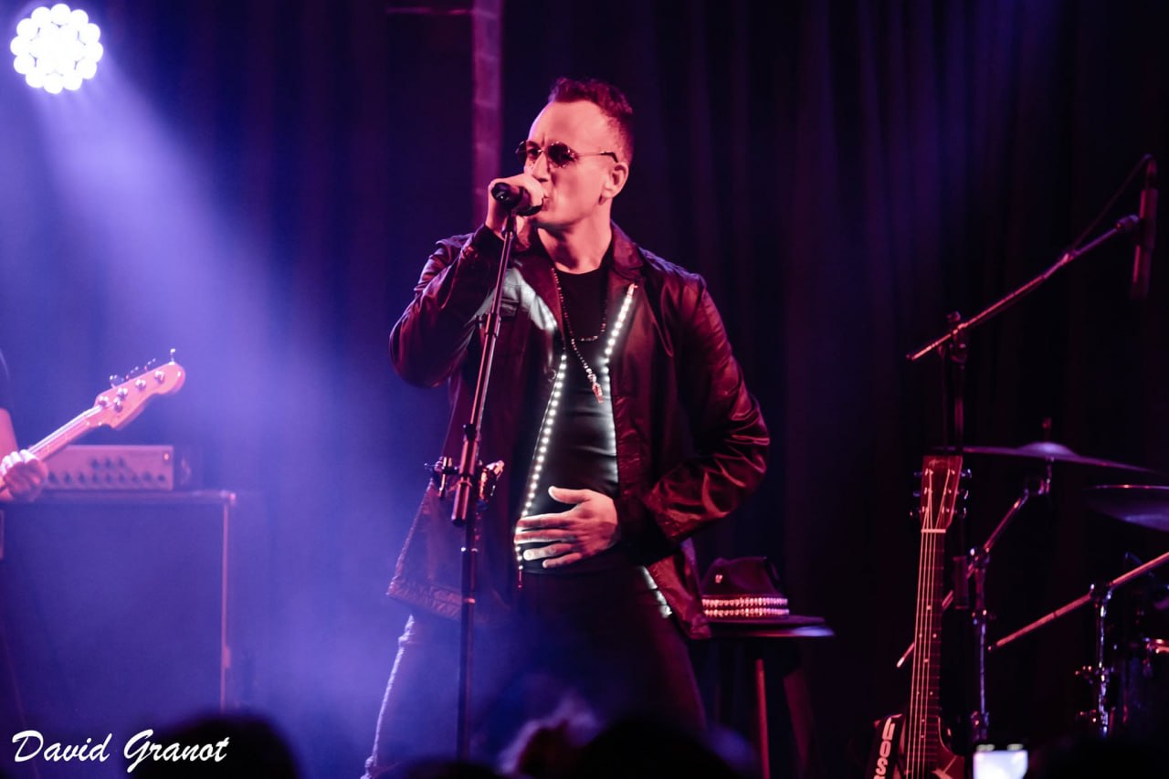 U2 tribute band live on stage in South Florida (4)